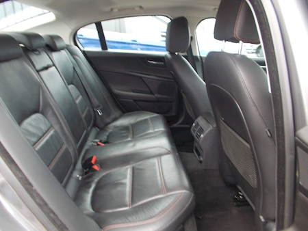 JAGUAR XE 2.0D E-PERFORMANCE 163 CV PRESTIGE AUTO  ****************** 1 ERE MAIN AVEC SEULEMENT 60453 KMS  !!! *****************